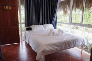 un letto con due peluche sopra di Resort Thái An a Cai Be