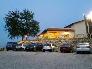 eine Gruppe von Autos, die vor einem Gebäude geparkt sind in der Unterkunft Lo Scoiattolo Country House in Montorio al Vomano