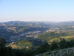 uma vista para um vale a partir do topo de uma montanha em Lo Scoiattolo Country House em Montorio al Vomano