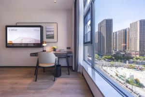 TV a/nebo společenská místnost v ubytování Atour Hotel Changsha Financial Center Chazishan Road