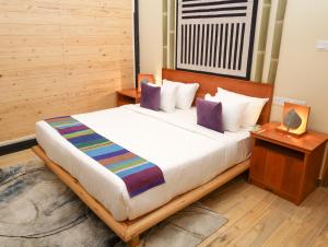 a bedroom with a large bed in a room at The Feel Luxury Boutique Hotel Ella in Ella