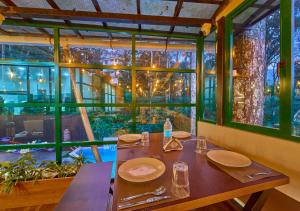Bazén v ubytování Areva Inn Plantation Resort Munnar with Pool by VOYE HOMES nebo v jeho okolí