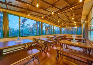 Restaurace v ubytování Areva Inn Plantation Resort Munnar with Pool by VOYE HOMES