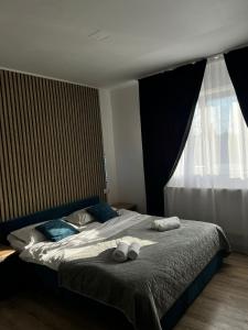a bedroom with a bed with two towels on it at Maysa Ap in Turda