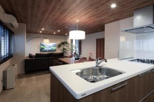 uma cozinha com pia e uma sala de estar em The Villa Seaside em Abashiri mais 101 fotografias