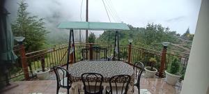 Balkón nebo terasa v ubytování Icebergs Mussoorie - A Boutique stay and 24 hrs roof top cafe