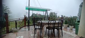 Balkón nebo terasa v ubytování Icebergs Mussoorie - A Boutique stay and 24 hrs roof top cafe