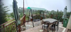 Balkón nebo terasa v ubytování Icebergs Mussoorie - A Boutique stay and 24 hrs roof top cafe