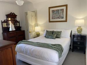 Postel nebo postele na pokoji v ubytování Flowerpot Cottage