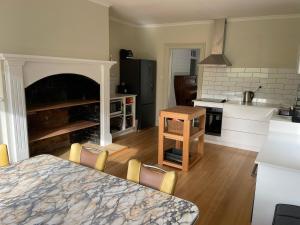 Kuchyň nebo kuchyňský kout v ubytování Flowerpot Cottage