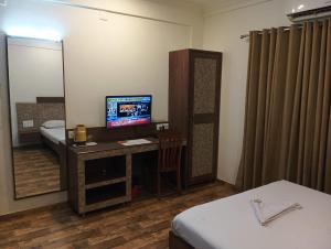 TV a/nebo společenská místnost v ubytování Hotel Swadesh Heritage