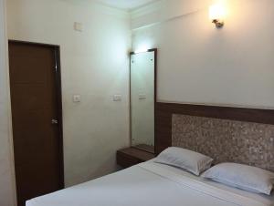 Postel nebo postele na pokoji v ubytování Hotel Swadesh Heritage