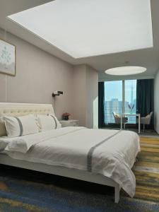 Postel nebo postele na pokoji v ubytování Pullman International Apartment Guangzhou Gangding Subway Station Taikoo Hui Branch