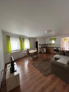TV a/nebo společenská místnost v ubytování Motel R10