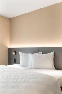 Tempat tidur dalam kamar di b_smart motel Amriswil