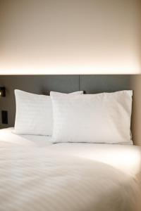 Tempat tidur dalam kamar di b_smart motel Amriswil