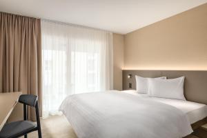 Tempat tidur dalam kamar di b_smart motel Amriswil