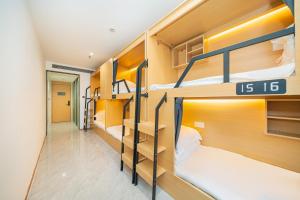 Postel nebo postele na pokoji v ubytování Denpa Inn - Shanghai Hongqiao Jinhui Road Branch