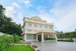 a large white building with a courtyard at VSC Porto Marina in Bālarāmpuram