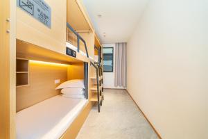 Postel nebo postele na pokoji v ubytování Denpa Inn - Shanghai Hongqiao Jinhui Road Branch