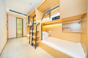 Postel nebo postele na pokoji v ubytování Denpa Inn - Shanghai Hongqiao Jinhui Road Branch