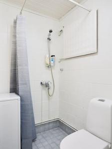 a white bathroom with a shower and a toilet at Tilava yksiö Port Arthurissa, iso keittiö in Iso-Heikkilä