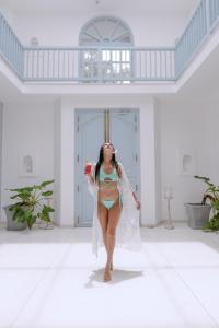 Eine Frau im Bikini, die einen Flur entlang geht. in der Unterkunft Selenya Talpe - Boutique Villa in Unawatuna