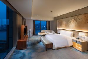 Letto o letti in una camera di Hilton Quanzhou Riverside