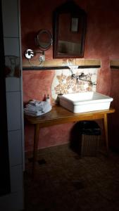 uma casa de banho com um lavatório numa mesa de madeira em Historische Wassermühle em Birgel