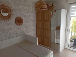 Postel nebo postele na pokoji v ubytování Chambre nature chez l'habitant + 1 fotografie