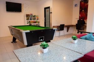 Biliár nebo kulečník v ubytování Royal Waves Hotel