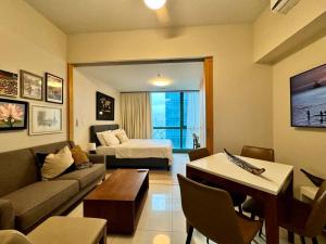 Istumisnurk majutusasutuses BGC 1BR unit linked to Uptown Mall with own parking