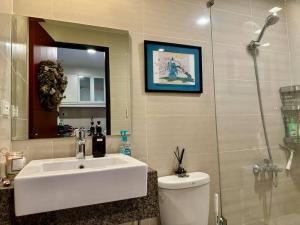 Vannituba majutusasutuses BGC 1BR unit linked to Uptown Mall with own parking