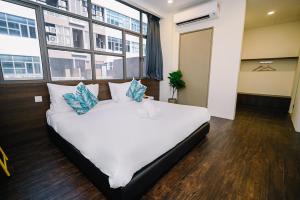 Postel nebo postele na pokoji v ubytování Swing & Pillows - Z Hotel Cyberjaya