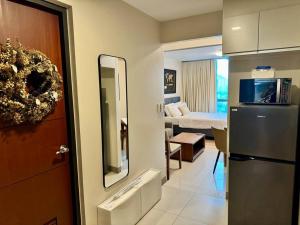 Voodi või voodid majutusasutuse BGC 1BR unit linked to Uptown Mall with own parking toas