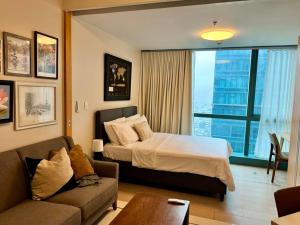 Voodi või voodid majutusasutuse BGC 1BR unit linked to Uptown Mall with own parking toas