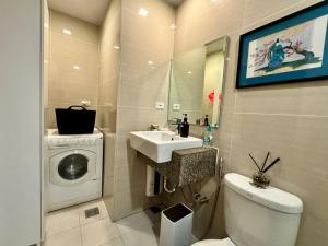 Vannituba majutusasutuses BGC 1BR unit linked to Uptown Mall with own parking