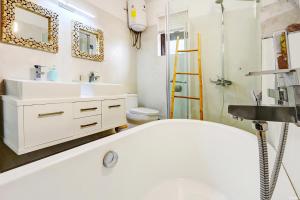 Koupelna v ubytování EUREKA-SUR-MER Stylish & Cosy Apartment, 100 mts from beach, pool
