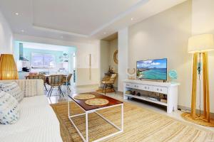 TV a/nebo společenská místnost v ubytování EUREKA-SUR-MER Stylish & Cosy Apartment, 100 mts from beach, pool