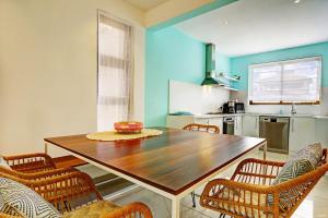 Kuchyň nebo kuchyňský kout v ubytování EUREKA-SUR-MER Stylish & Cosy Apartment, 100 mts from beach, pool