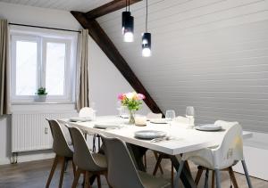 a white dining room with a white table and chairs at CASA LUXE - 80qm - Stadtmitte - Familienfreundlich - Parkplatz - 5km zum Legoland in Günzburg
