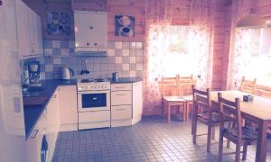 Kitchen o kitchenette sa Rautjärvi Cottage