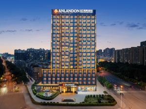 Qingbaijiang成都安兰顿国际酒店的一座高楼，楼顶有标志