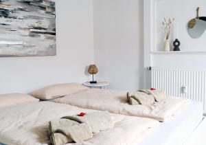 two beds in a white room with towels on them at CASA LUXE - 80qm - Stadtmitte - Familienfreundlich - Parkplatz - 5km zum Legoland in Günzburg