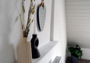 two vases sitting on a shelf with a candle at CASA LUXE - 80qm - Stadtmitte - Familienfreundlich - Parkplatz - 5km zum Legoland in Günzburg +3 photos