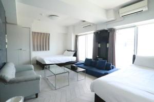 una camera d'albergo con un letto e un divano di PG Kuromon ad Osaka