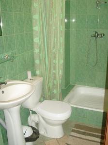 コンスタンチン・イェジオルナにあるZajazd Pułaskiegoの緑豊かなバスルーム(トイレ、シンク付) +28枚の写真