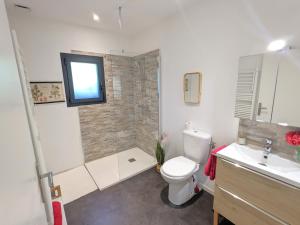 Afbeelding uit fotogalerij van Maisonnette avec jardin in Le Coteau