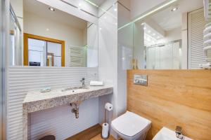 ZaspaにあるGrudziądzka 6A by Homeprimeの洗面台とトイレ付きのバスルーム +21枚の写真