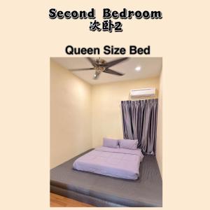 Una cama o camas en una habitación de Sekinchan Paddy Pool View ｜适耕庄稻田泳池景